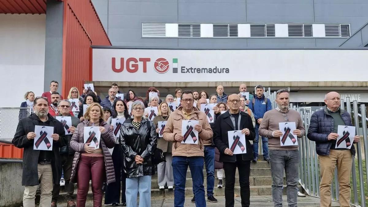 Minuto de silencio en Extremadura tras uno de los accidentes mortales que se han venido sucediendo en los últimos meses.