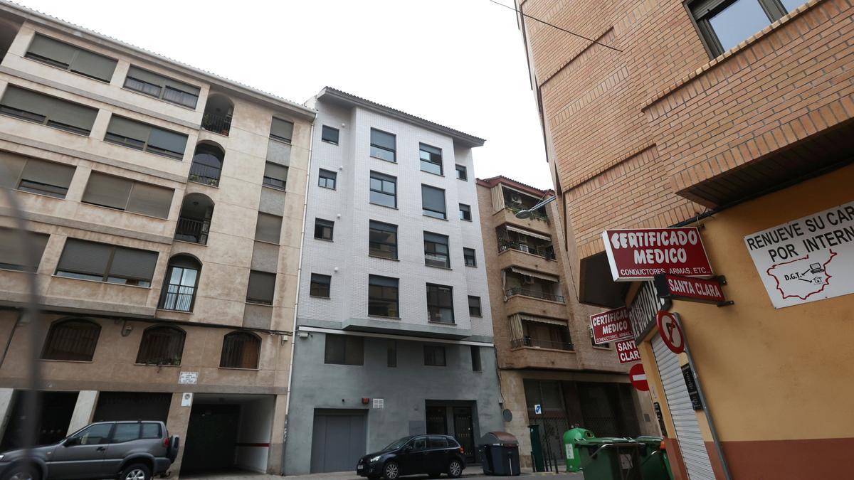 Fachada del edificio de la calle Dean Martí okupado íntegramente.