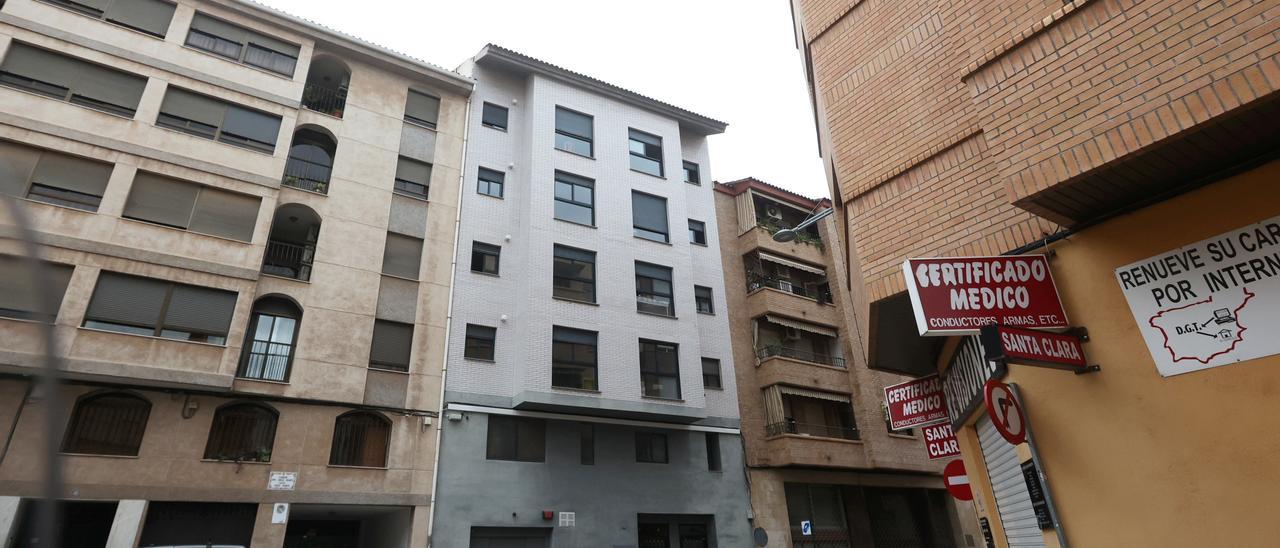 Fachada del edificio de la calle Dean Martí okupado íntegramente.