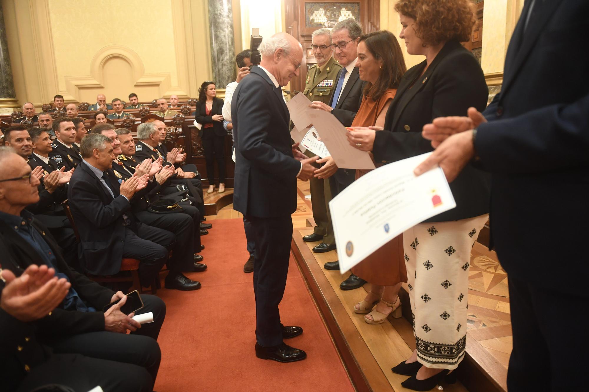 Homenaje a los policías locales de A Coruña que llevan 20 años en el cuerpo