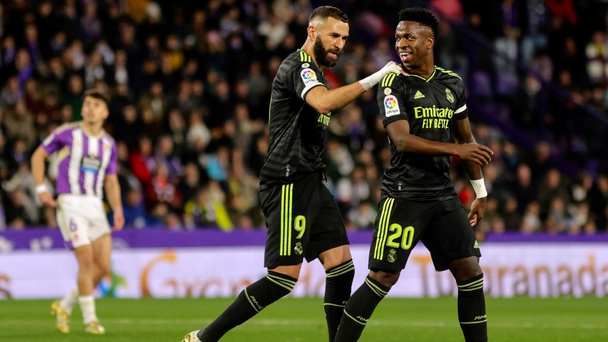 Vinicius Jr con Karim Benzema durante el encuentro ante el Valladolid