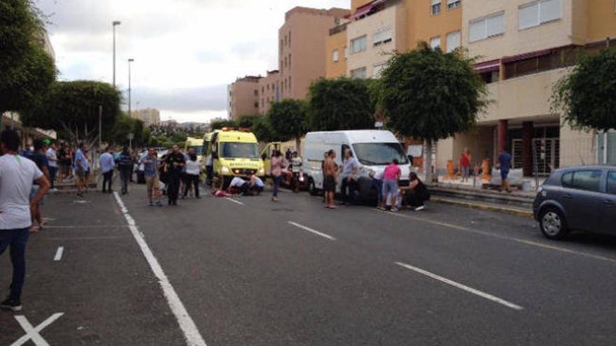 El personal del SUC atiende a la niña -en el suelo-, que fue atropellada cuando cruzaba la avenida en La Minilla.