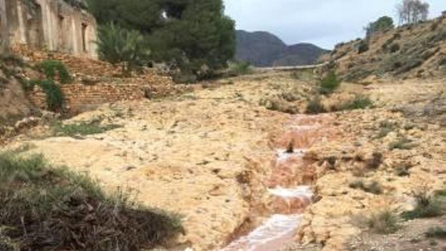 Las lluvias hicieron correr el agua por la mina Els Clots.