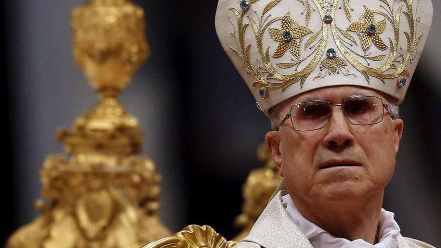 El Vaticano investiga si el cardenal Bertone reformó su ático con fondos de un hospital