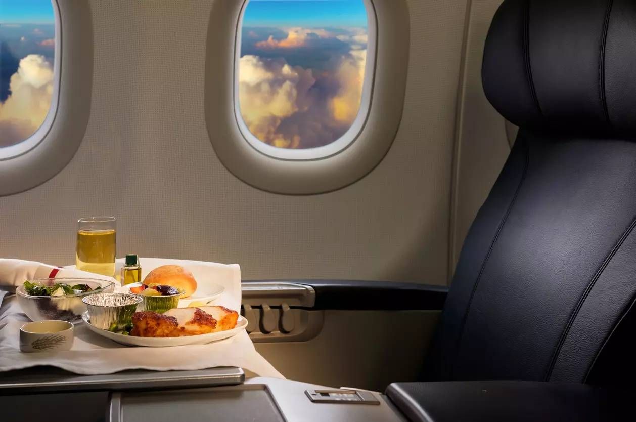 Descubre cómo ahorrar y comer por poco dinero si viajas en avión