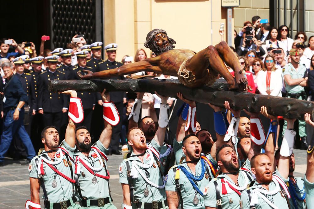 El traslado del Cristo de la Buena Muerte a cargo de la Legión volvió a congregar a numeroso público en la explanada de Santo Domingo