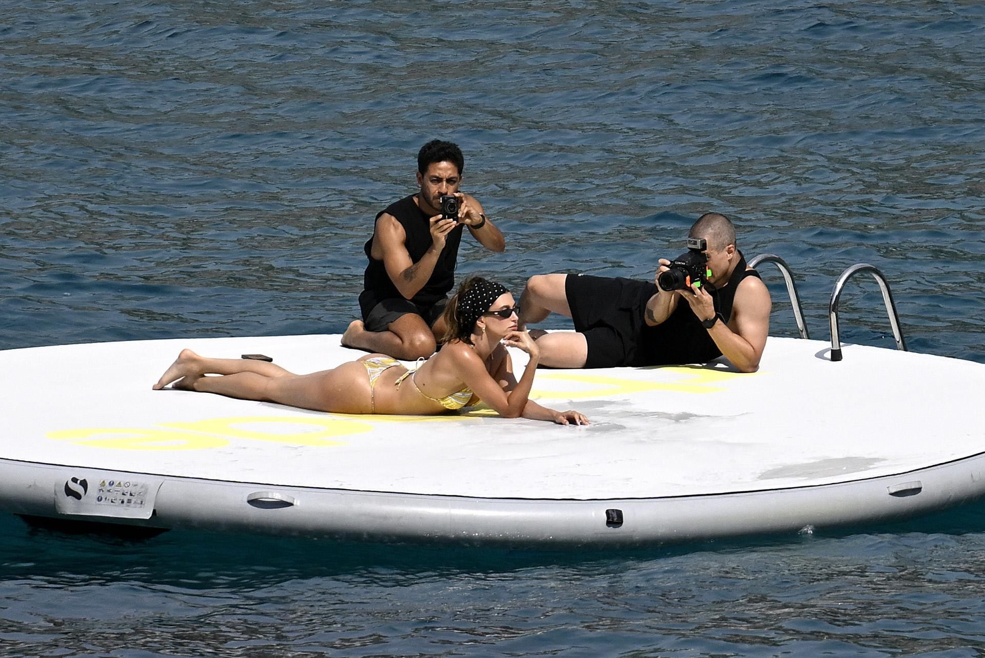 Hailey Bieber posando en bikini