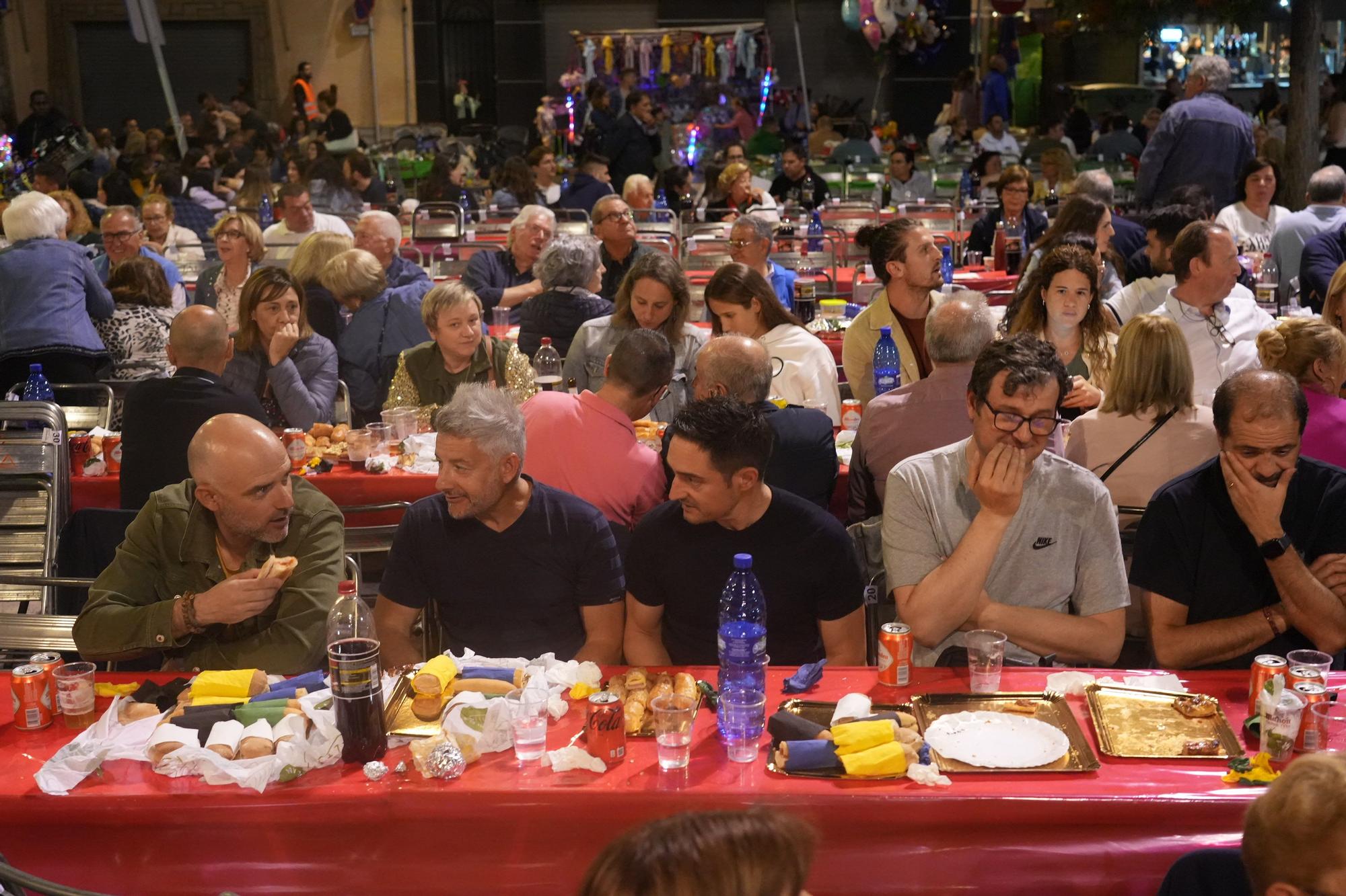 Búscate en la galería de fotos del 'sopar de pa i porta' de las fiestas de Almassora