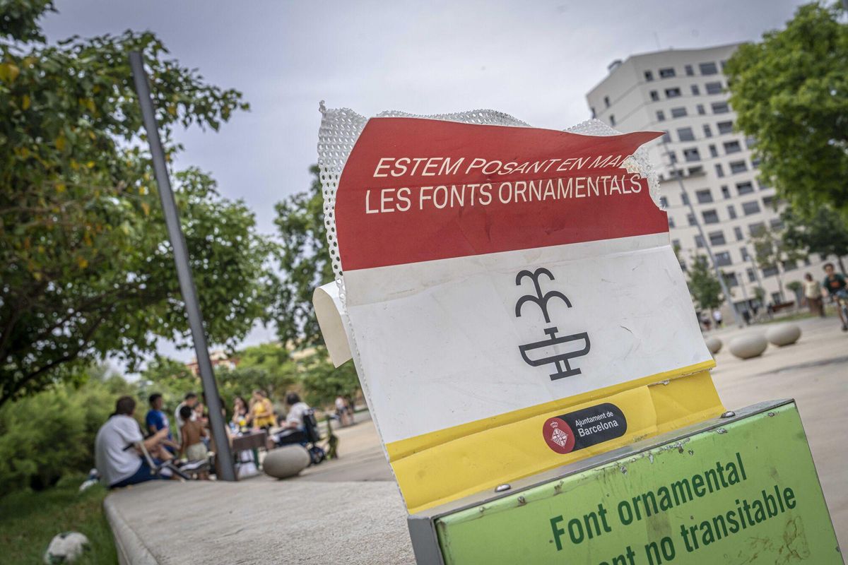 La fuente ornamental del parque de Antoni Santiburcio se ideó como los primeros juegos de agua de Barcelona. MANU MITRU