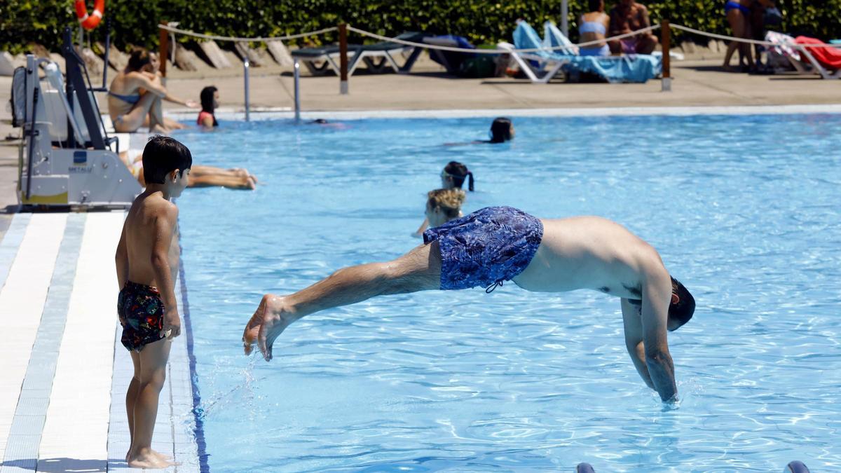 Dos bañistas, en las piscinas de Delicias durante la ola de calor de junio.