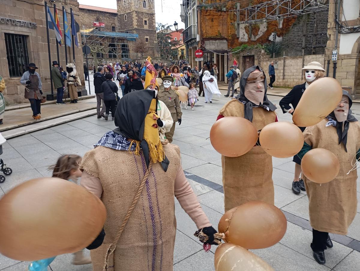 En imágenes: el Antroxu tradicional de Avilés, de pasacalles y comedia