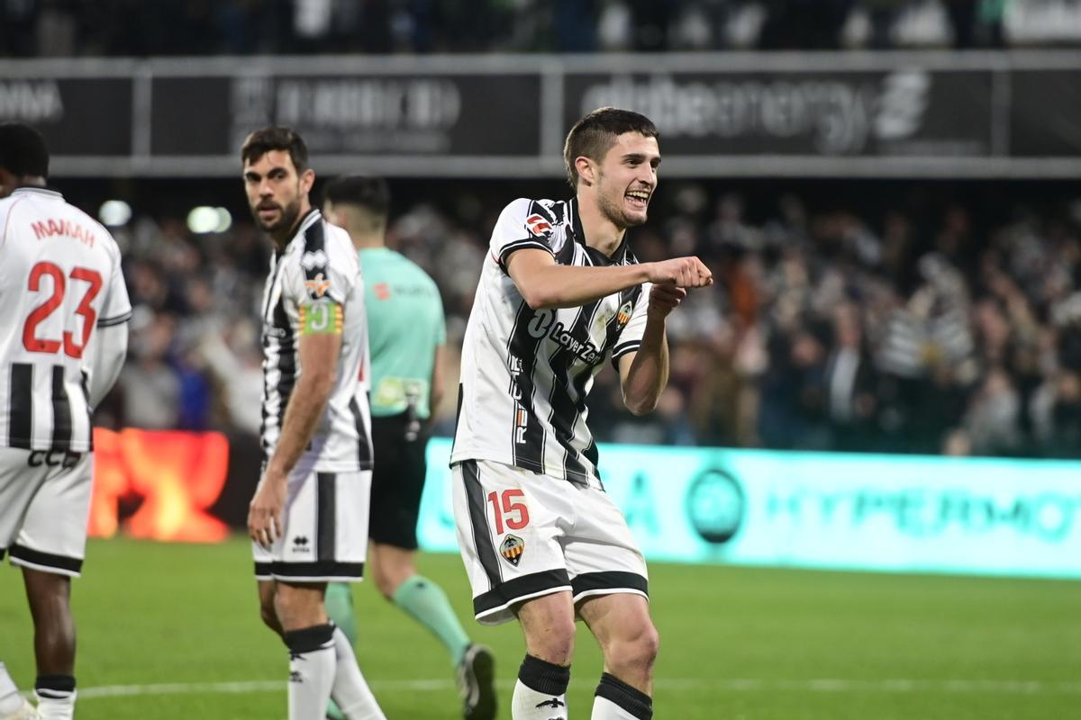 Gere celebra el 4-1 al Huesca con el gesto del pescador, guiño a Lekeitio.