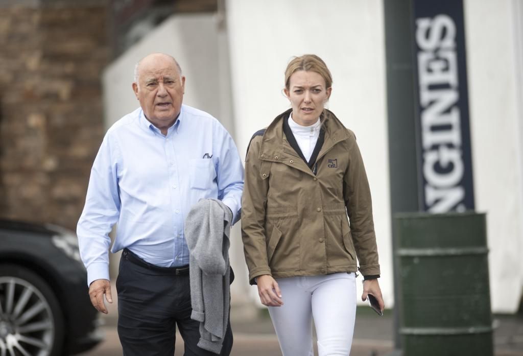 Amancio Ortega acompaña a Marta durante el concurso hípico de 2015