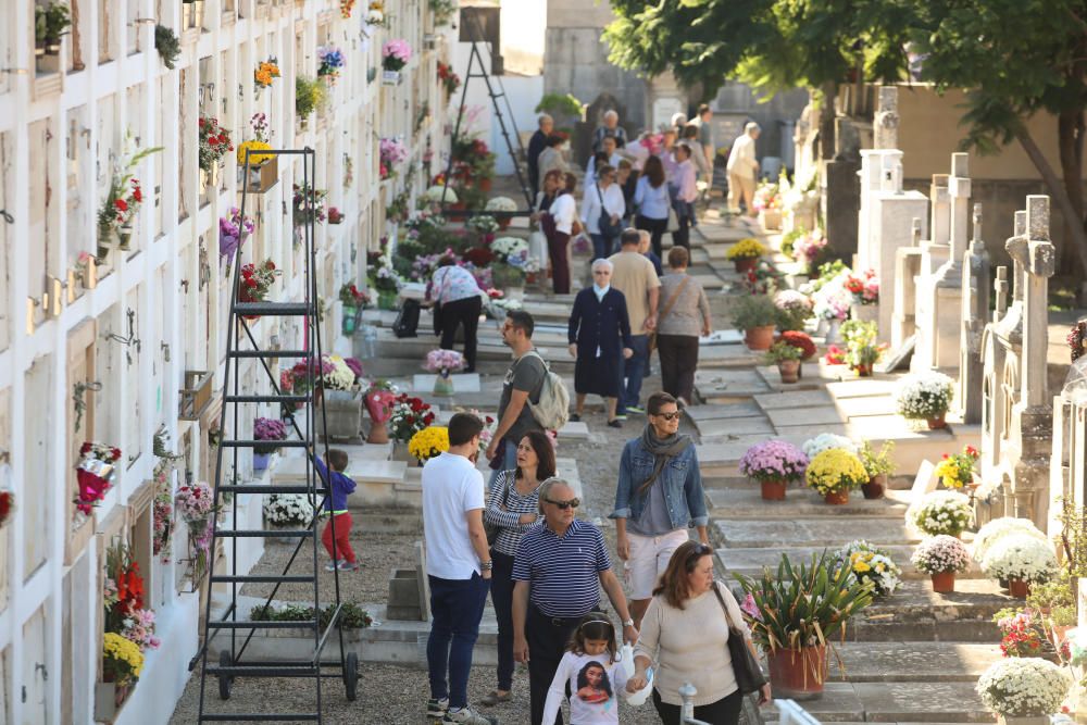 Unas 25.000 personas acuden al cementerio por Tots Sants