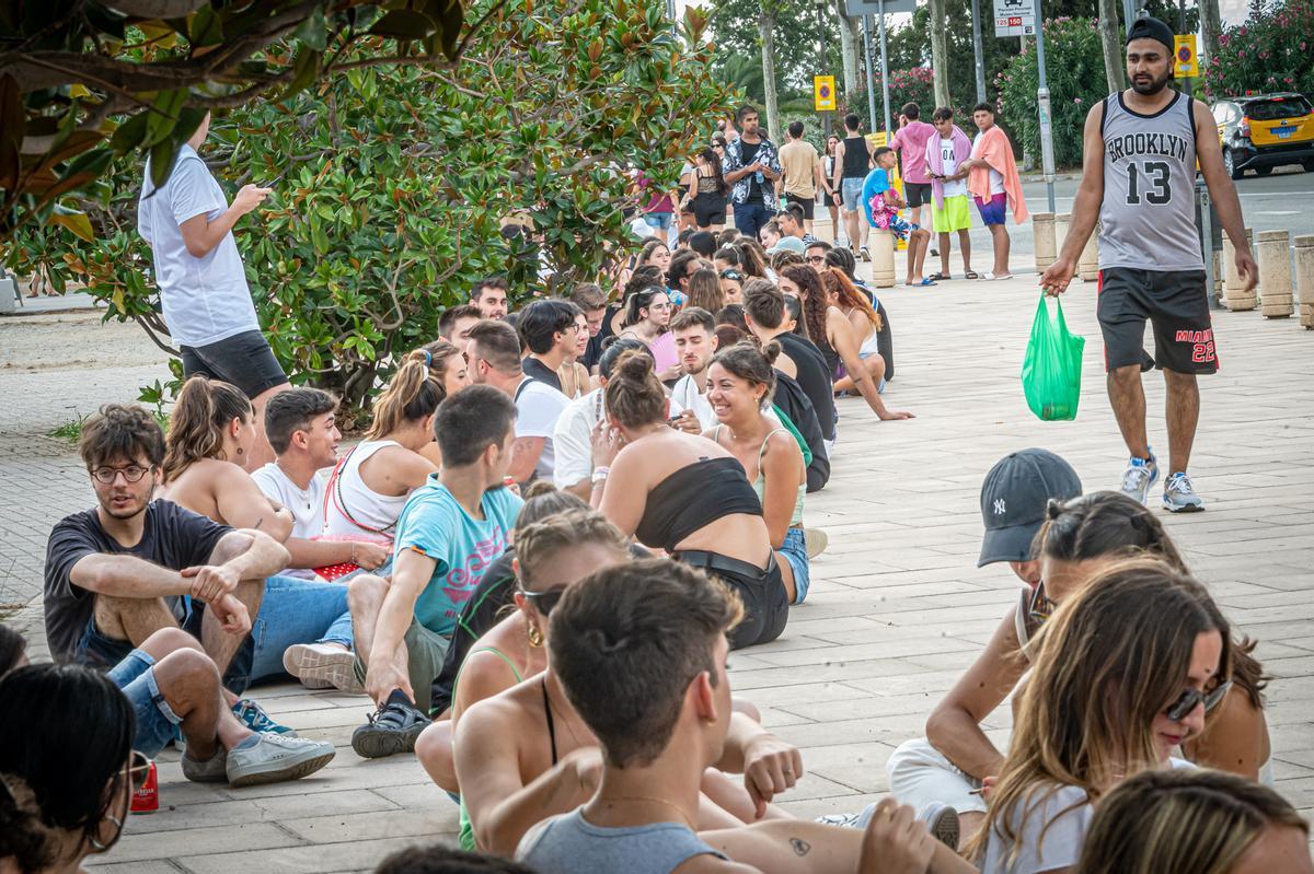 Ambiente en la cola antes del concierto de Rosalía