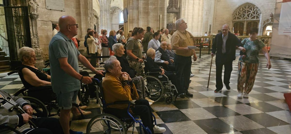 Asistentes a la excursión en el interior de la catedral.