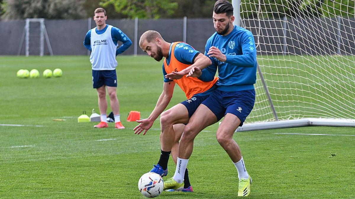 Rafa Mir (dcha.), ayer, entrenando en El Alcoraz, ha marcado 10 goles esta temporada.  | SD HUESCA