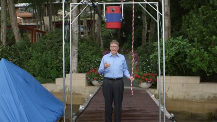 Bill Gates se suma al desafío del agua helada