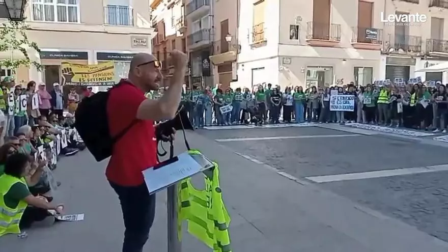 "¡Ni nos vendemos ni nos callarán!": El profesorado de la Safor expresa en Gandia su indignación en el cuarto día de la huelga