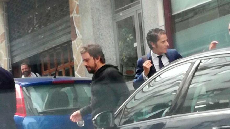 Fernando Alonso a la entrada de un restaurante coruñés.