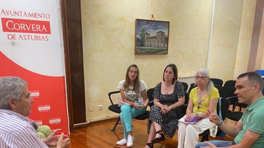 Iris Álvarez, primera por la izquierda, durante una reunión del gobierno de Corvera con Difac en el salón de Plenos.