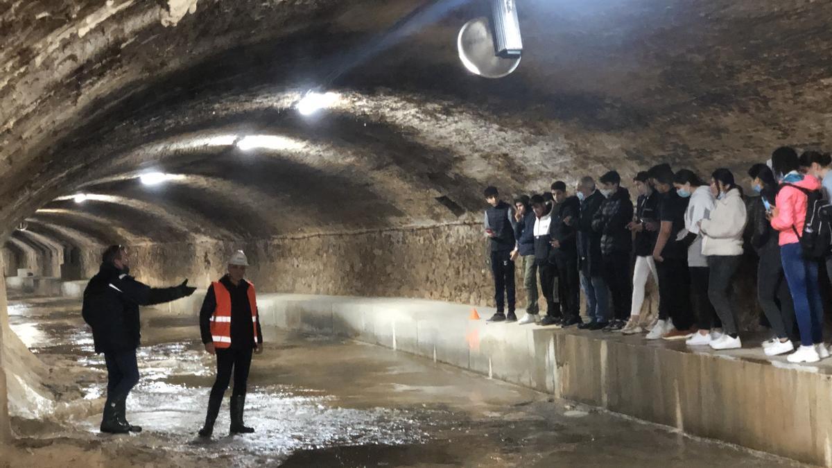 Visita al subsol de la Rambla dels alumnes de l&#039;Institut Ramon Muntaner de Figueres