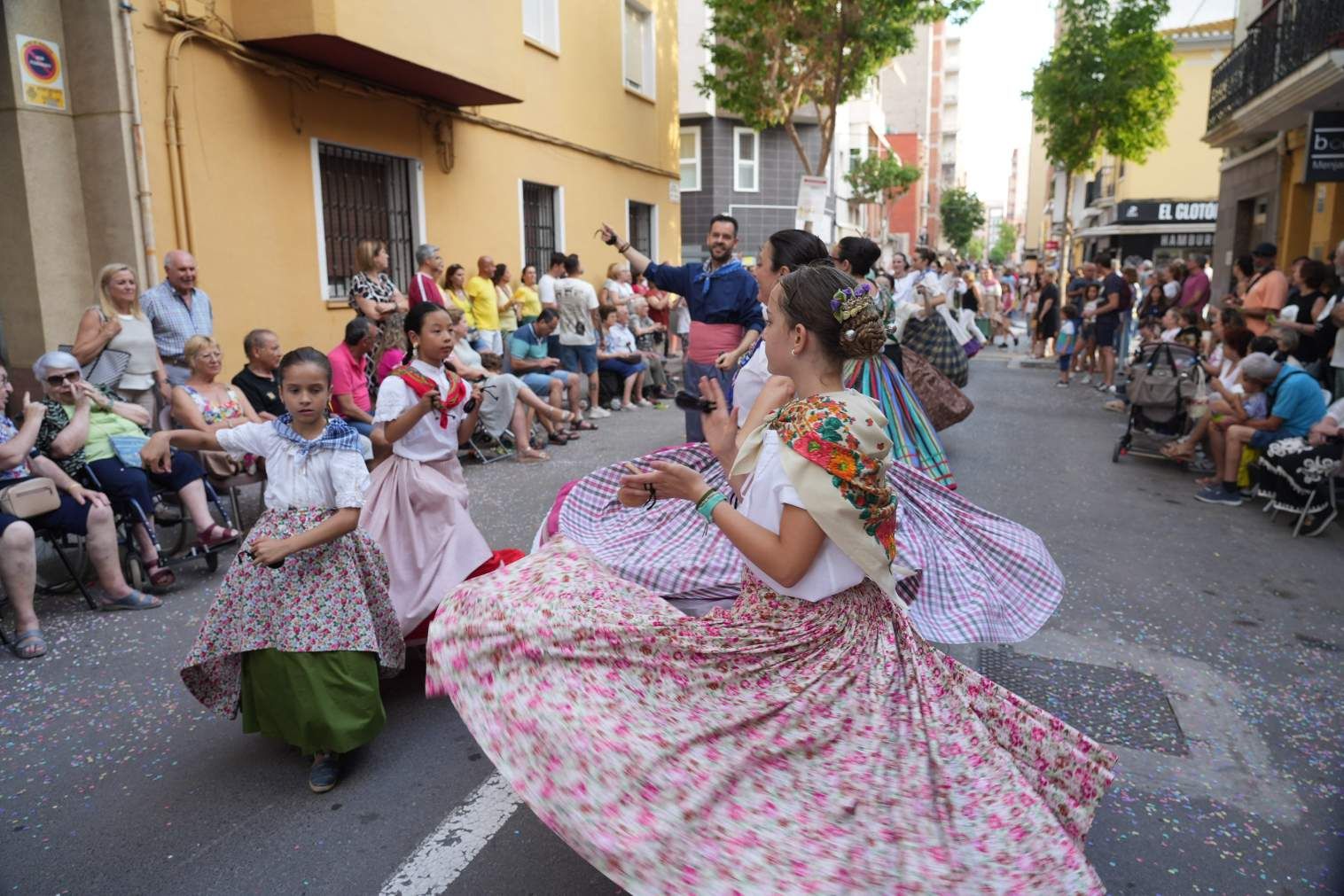 El Grau da inicio a las fiestas de Sant Pere con pólvora, bous y música