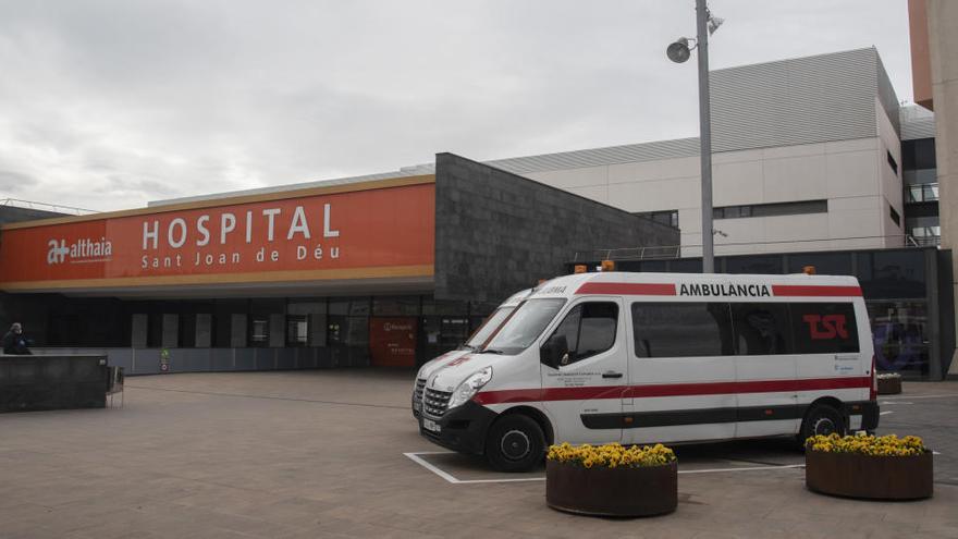 Vehicles de transport sanitari davant l&#039;Hospital de Sant Joan de Déu de Manresa