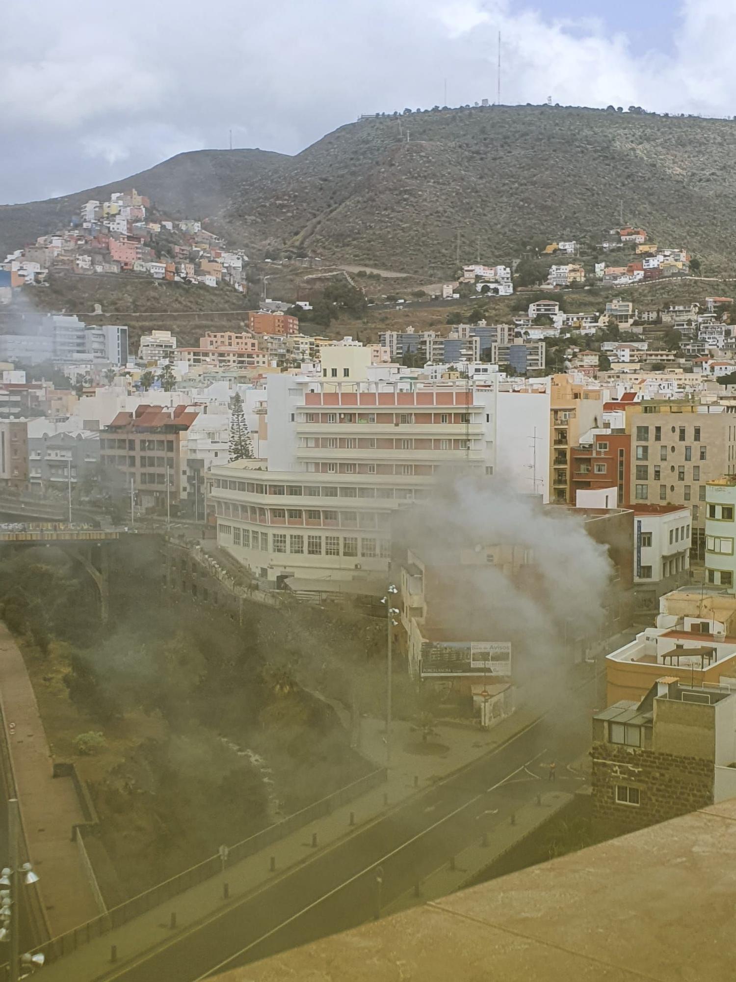 Voraz incendio en un edificio de la calle Salamanca de Santa Cruz de Tenerife