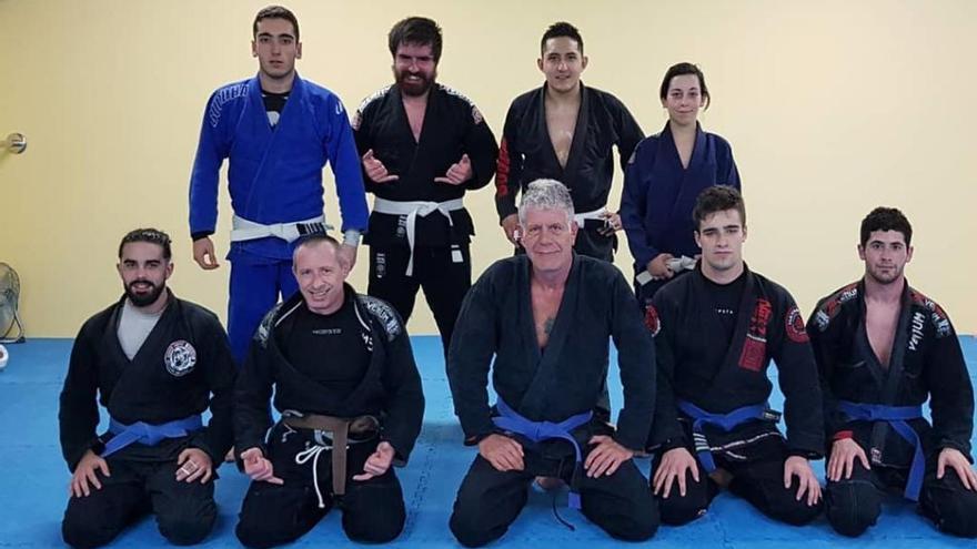 Arriba, por la izquierda: Ruben Jiménez, Óscar Yurrita, Bayron Andrés y Jessica González. Abajo, por la izquierda: Jesús Argüelles, Pablo Díaz, Anthony Bourdain, Martín Suárez y Eduardo Díaz en el gimnasio de Lugones.