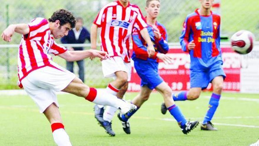 Un lance de la semifinal disputada entre La Braña y Sporting.