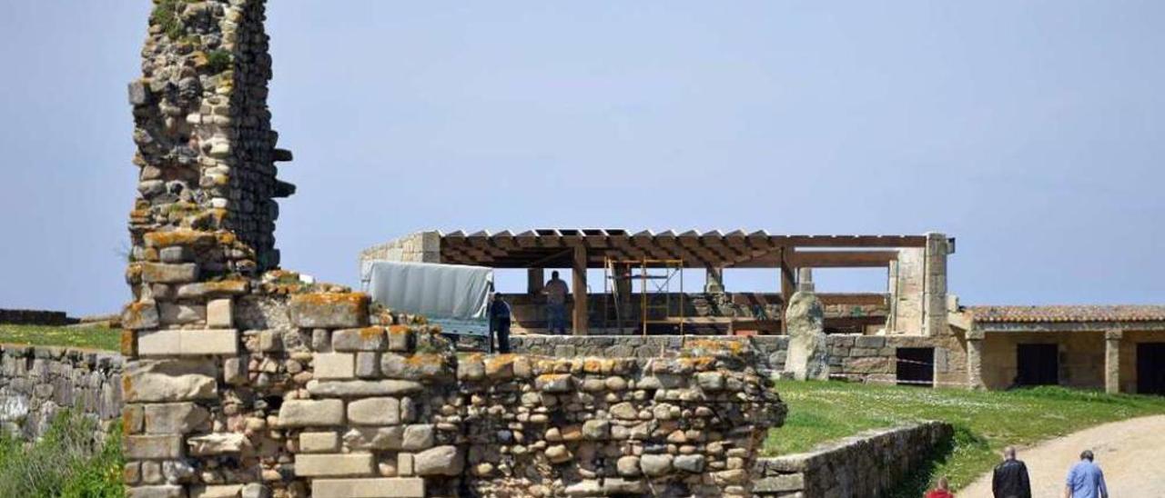 Obras que se están acometiendo en el atrio de A Lanzada. // G. Santos