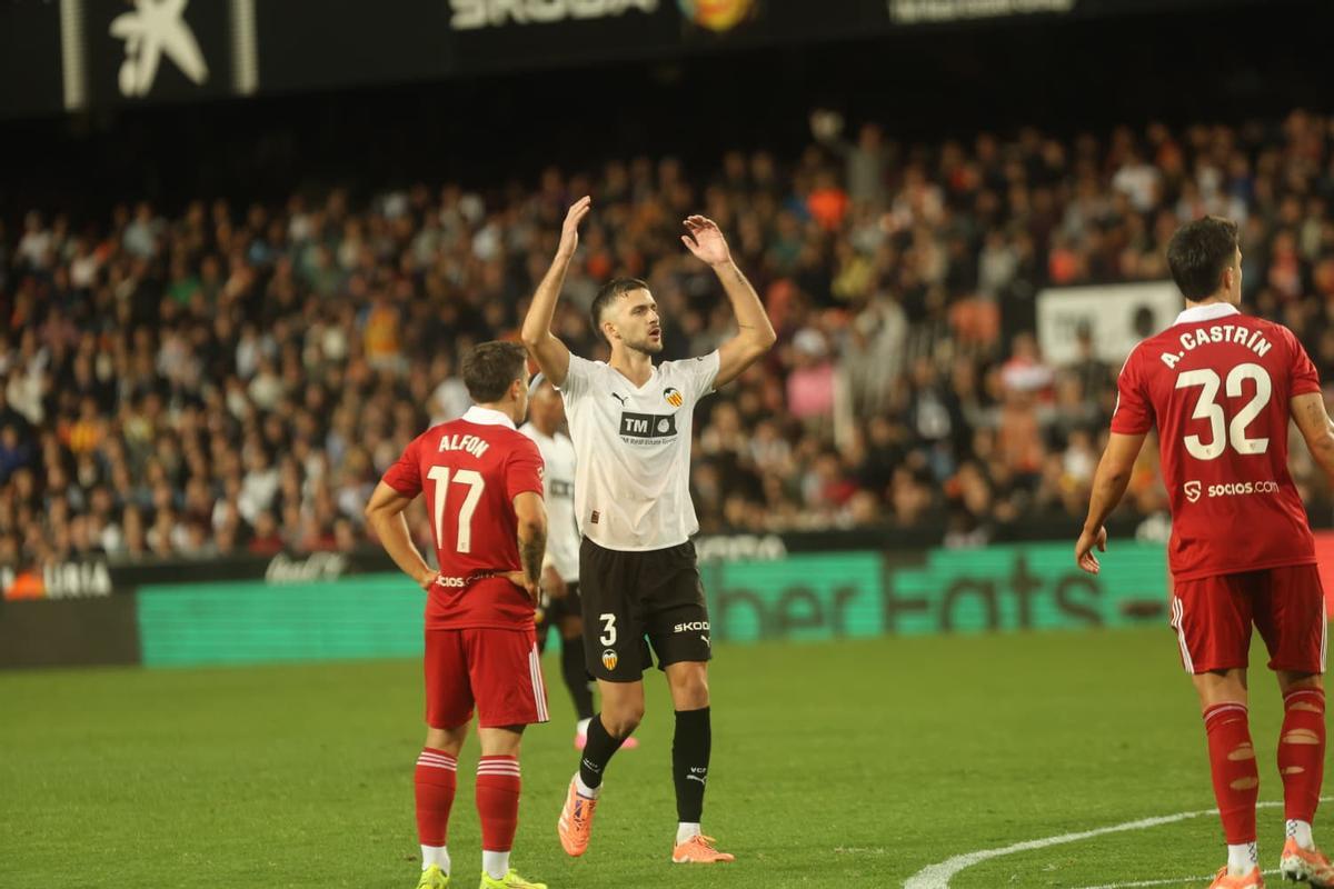 José Copete anima a la grada después del empate a un gol