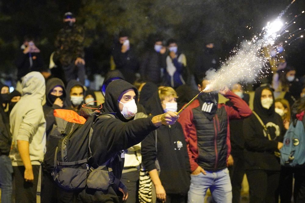 La marxa dels CDRs a Girona acaba amb enfrontaments amb la policia i contenidors cremats