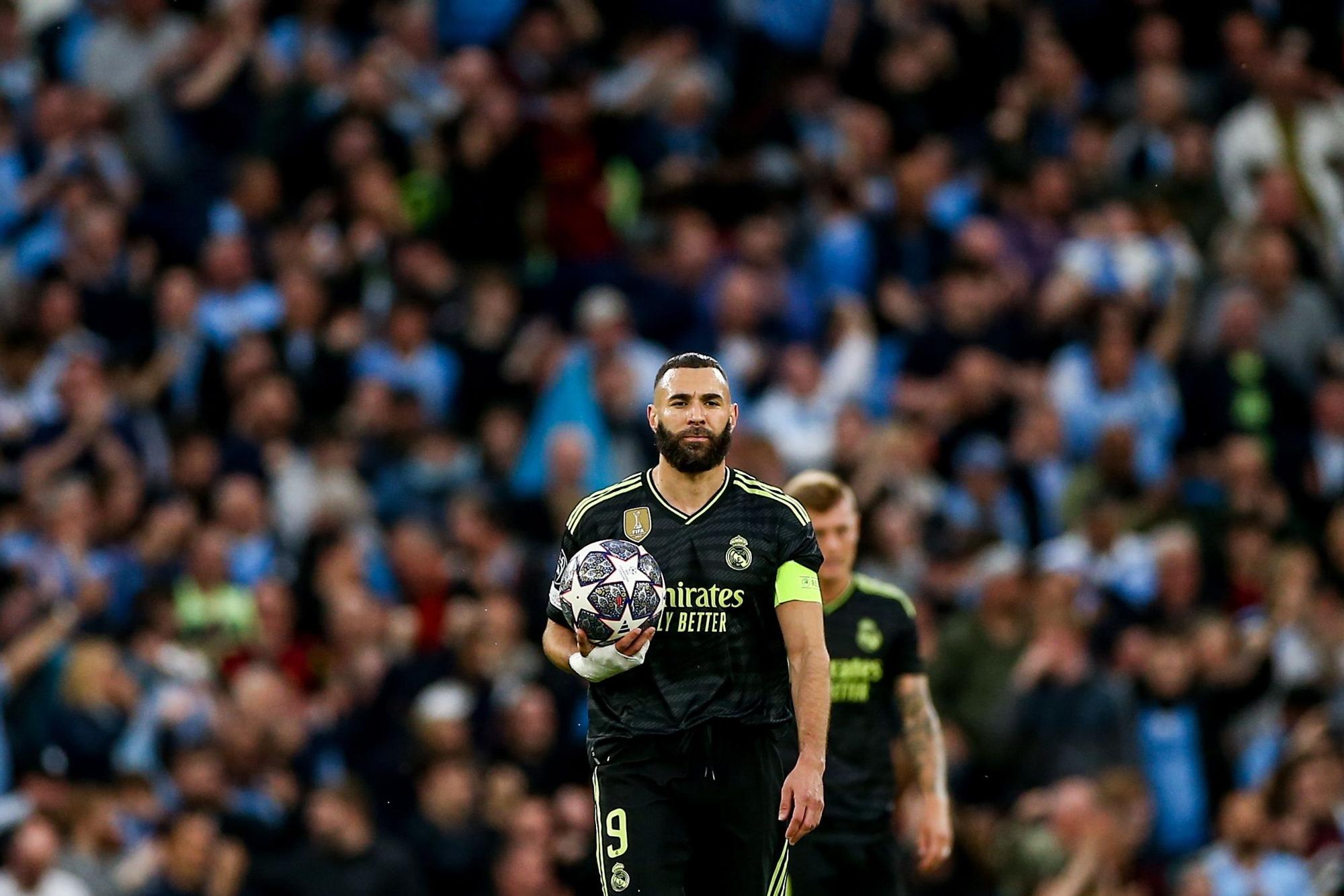 Karim se lamenta tras recibir el tercer gol de Manchester City.
