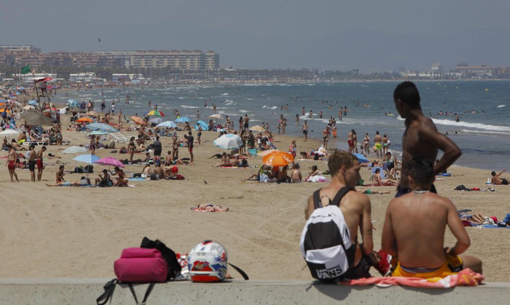 Los valencianos se refugian del poniente en la Mal