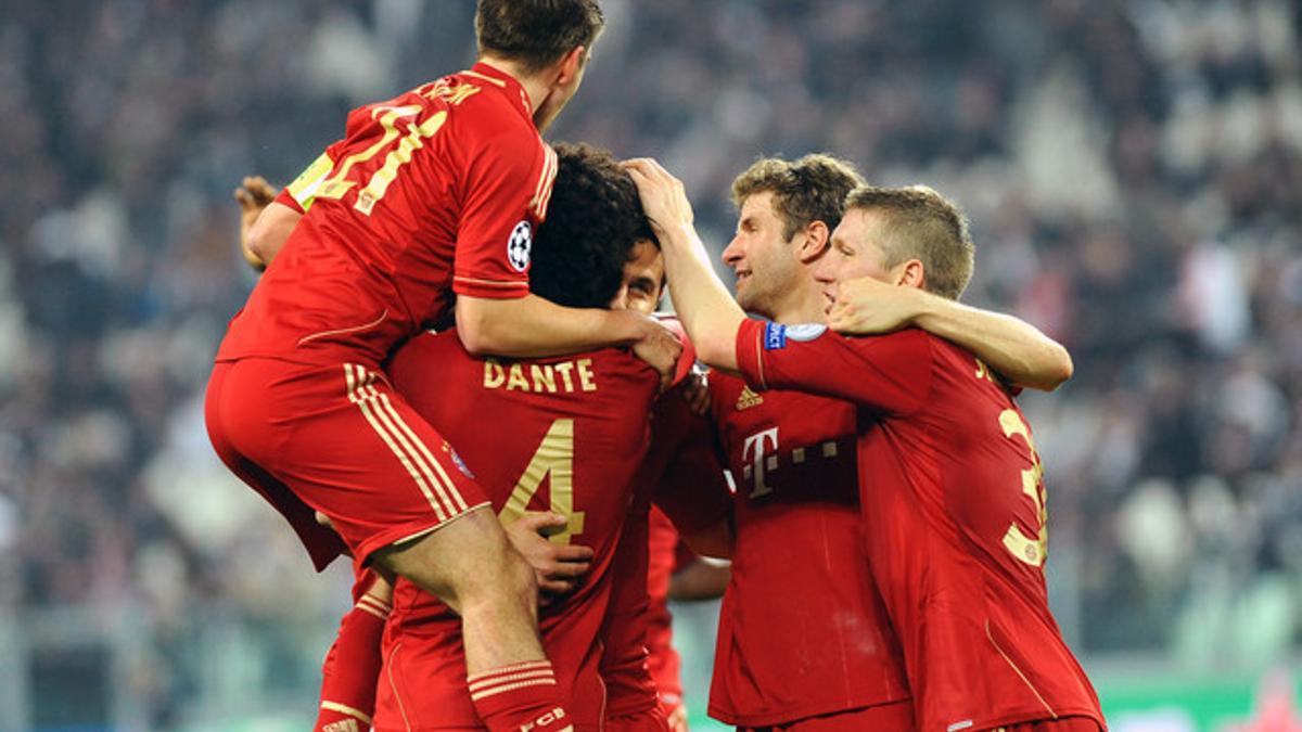 Los jugadores del Bayern celebran el gol de Pizarro. AP