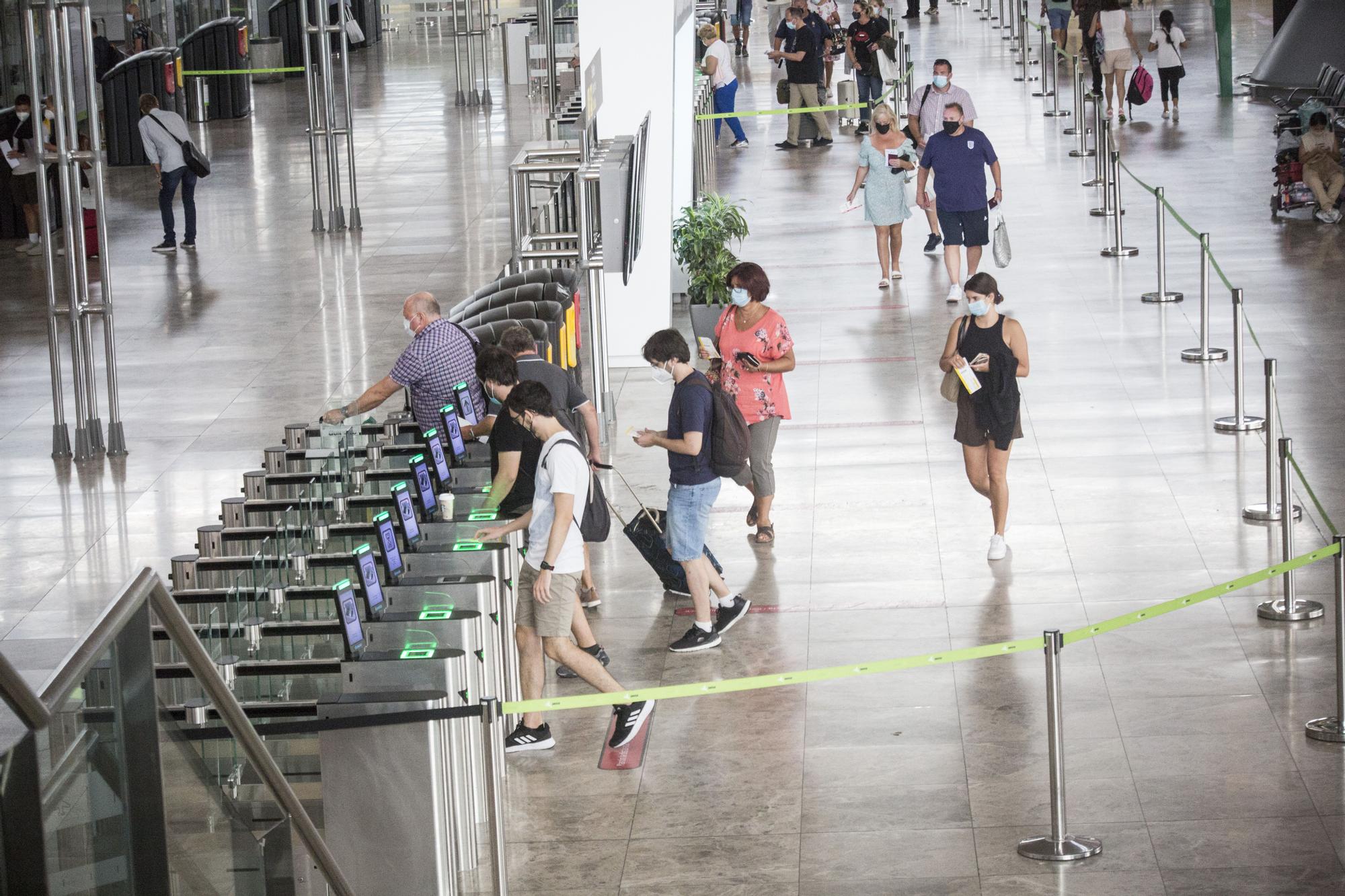 El aeropuerto de Alicante-Elche, entre los 14 más limpios y seguros de Europa frente al covid