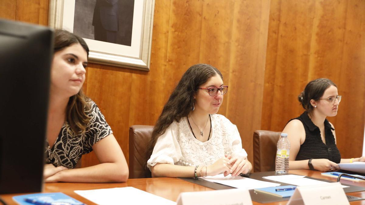 La concejala de Juventud, Raquel Ruiz, con la presidenta de la sesión del Consejo de la Infancia y la Adolescencia, Carmen Pérez y la secretaria, Laura Jáñez.
