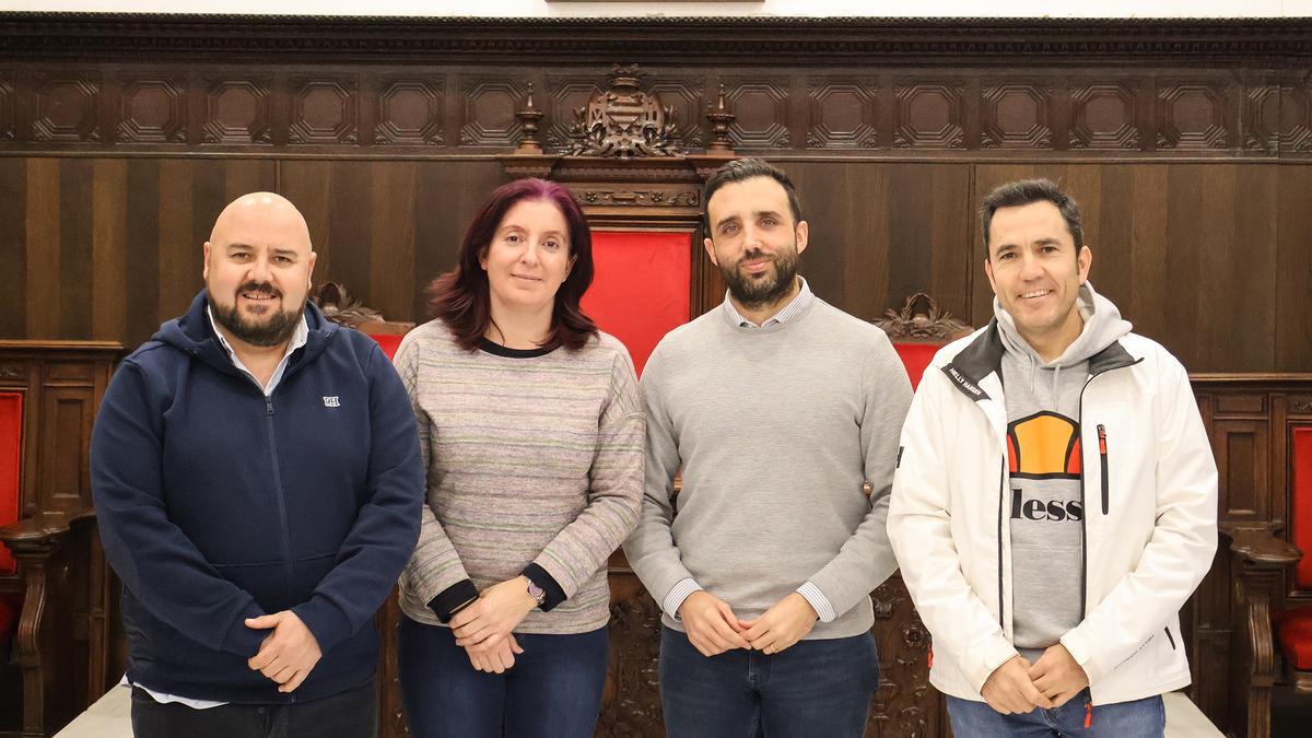 Salva Costa, Consol Durán, Darío Moreno y Pere Antoni en una reunión de la comisión.