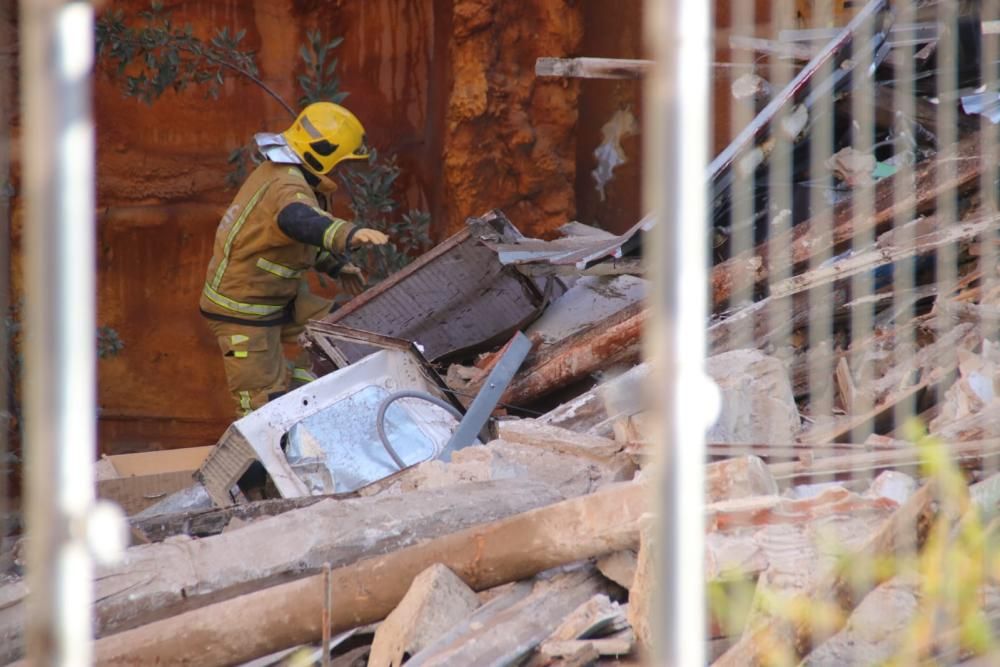 Buscan a una mujer entre los escombros del tercer edificio derrumbado en Alcoy por el temporal