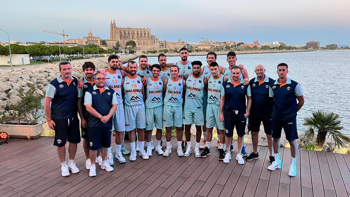 Los jugadores y el cuerpo técnico del Palmer Basket Mallorca posan en el Varadero de Palma.