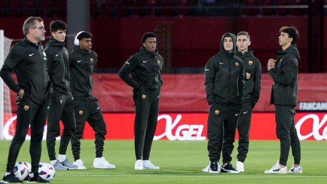 Los jugadores del Barça pisan el césped de Son Moix a su llegada al estadio Los jugadores del Barça pisan el césped de Son Moix a su llegada al estadio