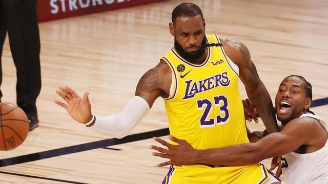 LeBron James acabó con un doble-doble de 16 puntos.