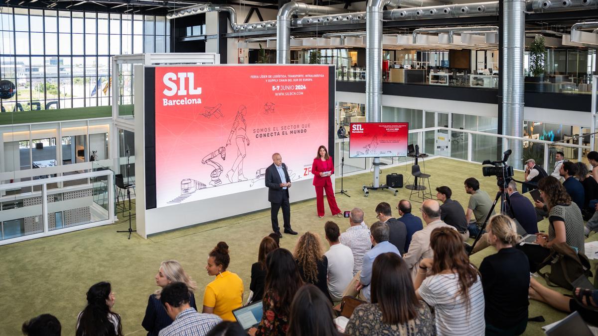 El delegat especial de lEstat en el CZFB, Pere Navarro, i la directora general del CZFB, Blanca Sorigué, en la presentació del SIL Barcelona 2024