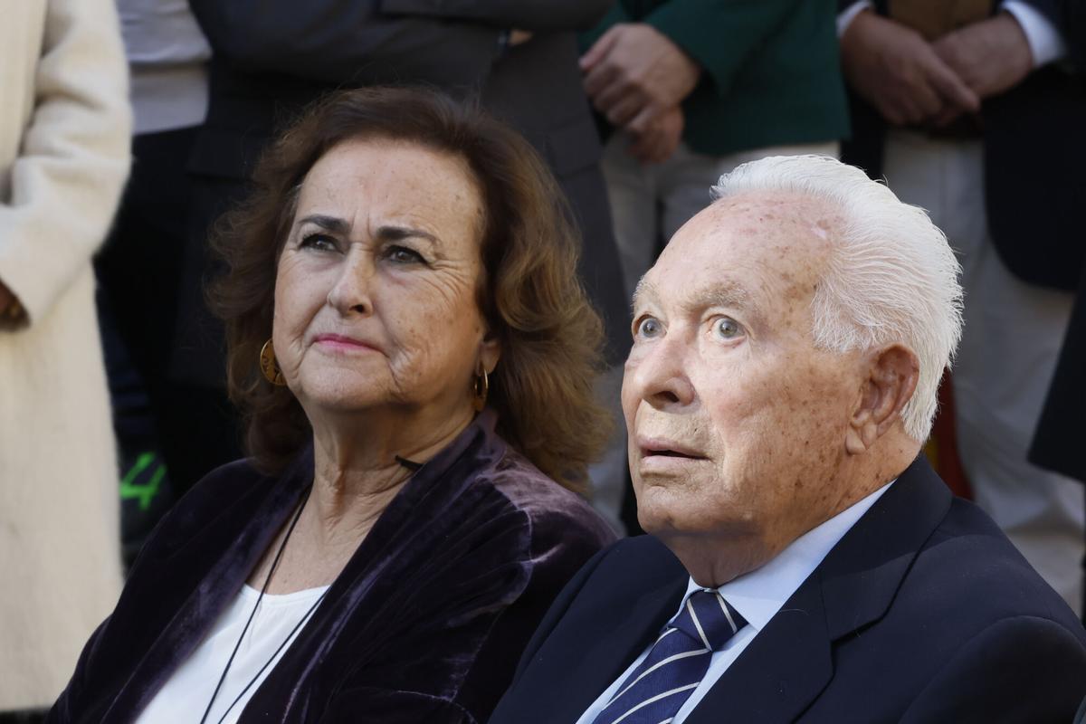 CAMAS (SEVILLA), 29/11/2025.- El torero Curro Romero y su mujer Carmen Tello, durante el homenaje institucional que rinde este sábado el Ayuntamiento de Camas al torero, Hijo Predilecto del municipio y una de las figuras más singulares y queridas de la historia del Toreo. EFE/Jose Manuel Vidal