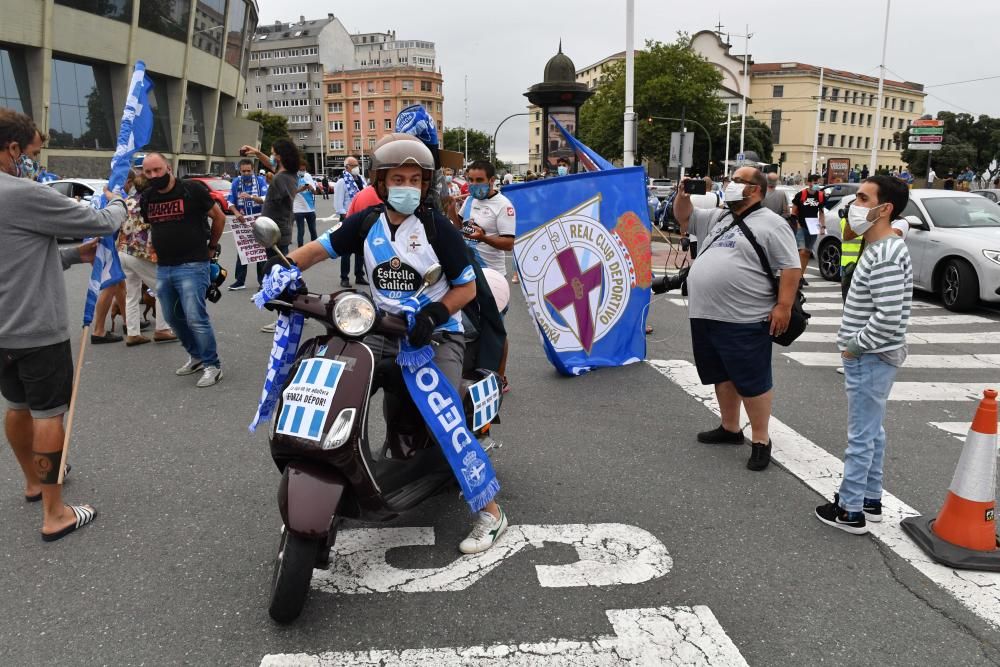 La caravana en defensa del Deportivo colapsó el tráfico en varios puntos de A Coruña.