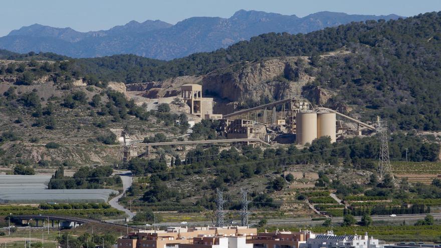 Vista de la montaña y la cantera de Lafarge en Sagunt.