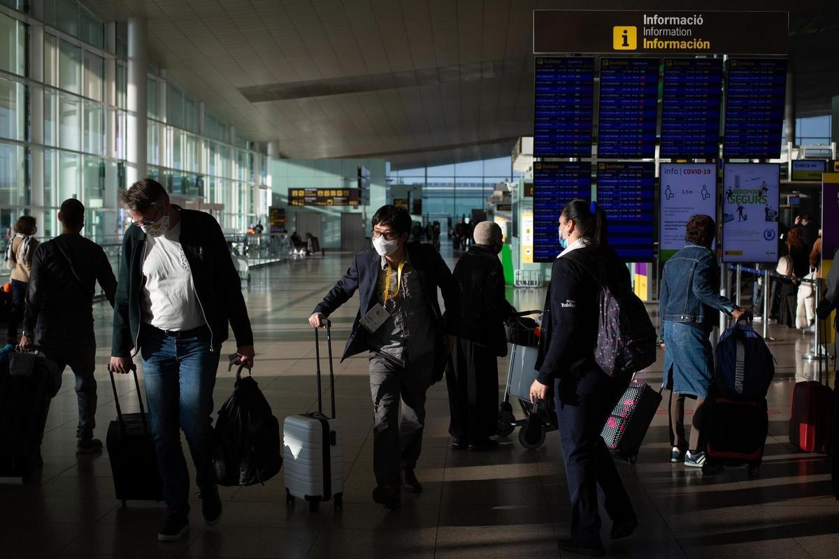 Pasajeros en el aeropuerto de Barcelona-El Prat.