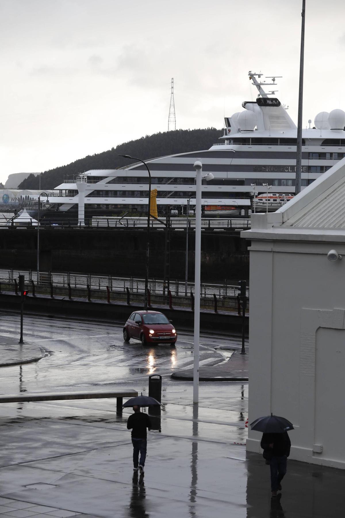 EN IMÁGENES: El Scenic Eclipse ya está en Avilés y la ciudad se llena cruceristas en la primera escala de la temporada EN IMÁGENES: El Scenic Eclipse ya está en Avilés y la ciudad se llena cruceristas en la primera escala de la temporada